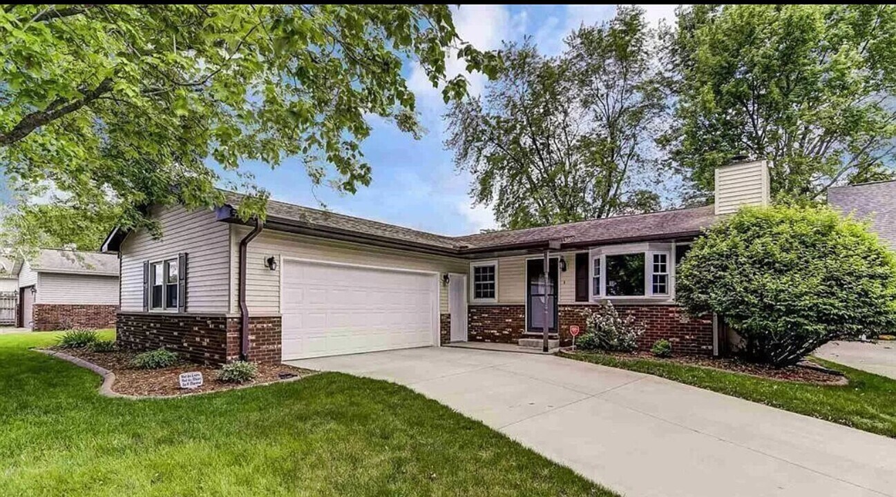 108 Sorrento Villa in Springfield, IL - Building Photo