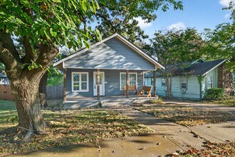1129 W Owings St in Denison, TX - Foto de edificio - Building Photo