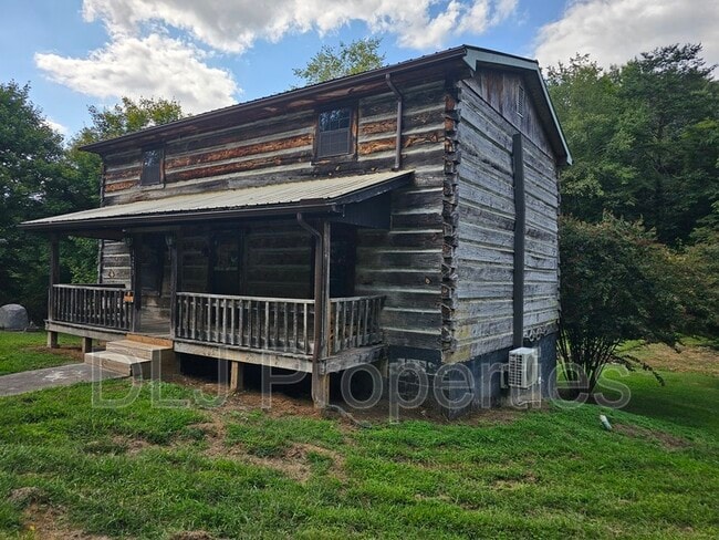 1273 Harbin Rd in Dandridge, TN - Building Photo - Building Photo