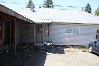 559-571 S Weed Blvd in Weed, CA - Building Photo - Building Photo