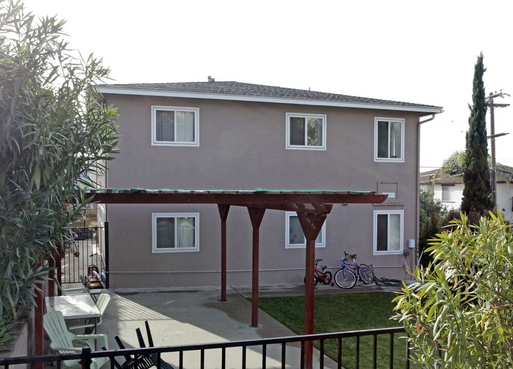 5601-5615 Mildred St in San Diego, CA - Building Photo