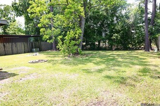 1018 Boreas Dr in Baton Rouge, LA - Foto de edificio - Building Photo