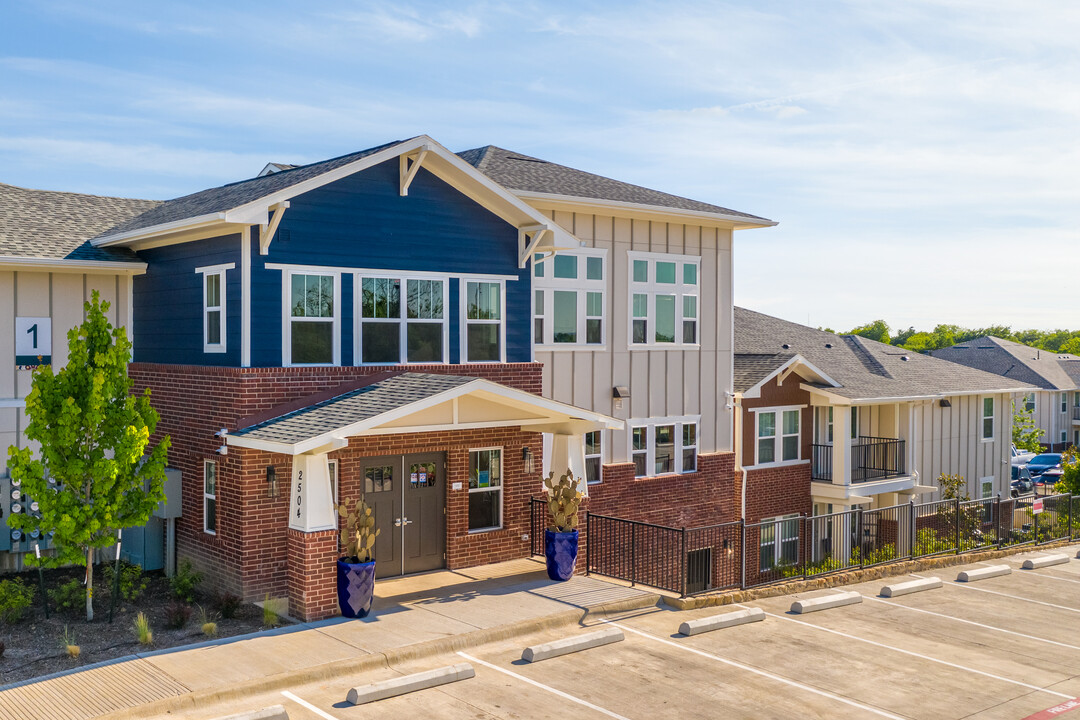 Sunset at Fash Place in Fort Worth, TX - Building Photo