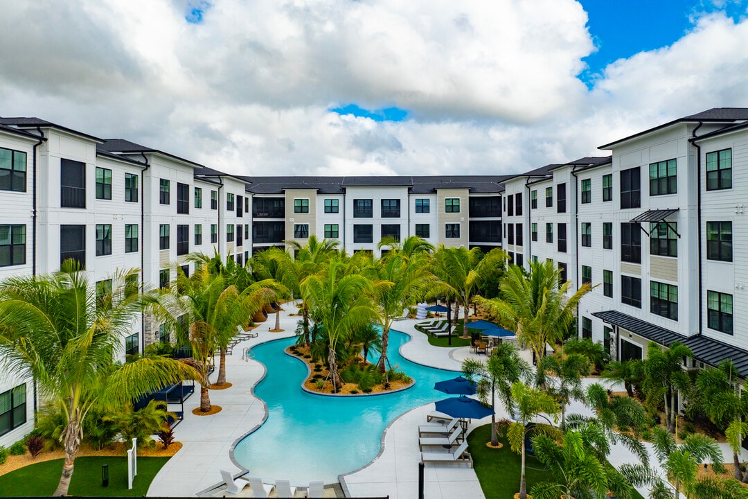 The Stadler Luxury Apartments in Bradenton, FL - Foto de edificio
