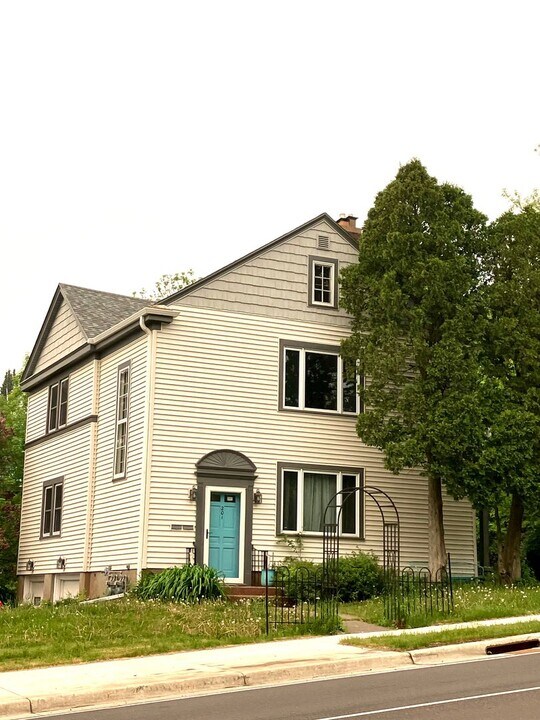 201 N 21st Ave E in Duluth, MN - Building Photo