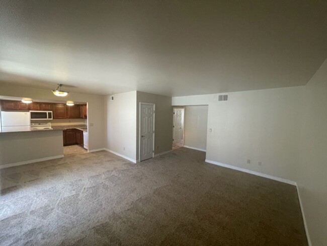 5499 Indian River Dr in Las Vegas, NV - Building Photo - Building Photo