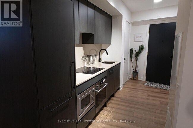 5 Lakeview Ave in Toronto, ON - Building Photo - Building Photo