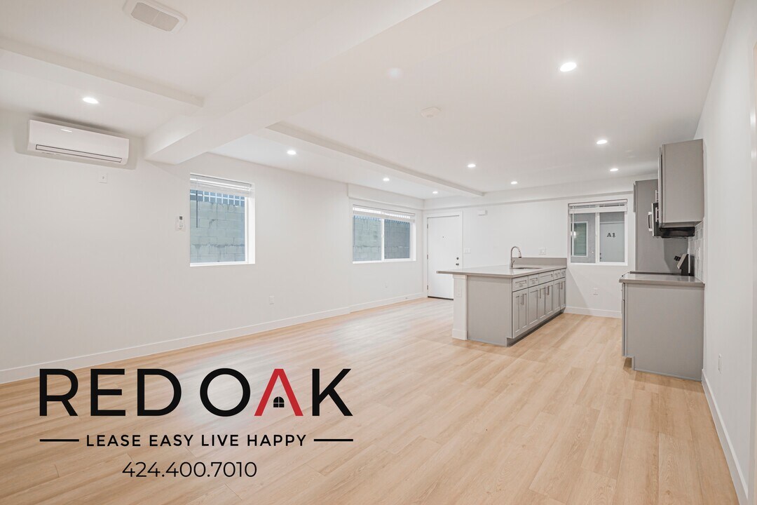 6738 Independence Ave in Los Angeles, CA - Building Photo