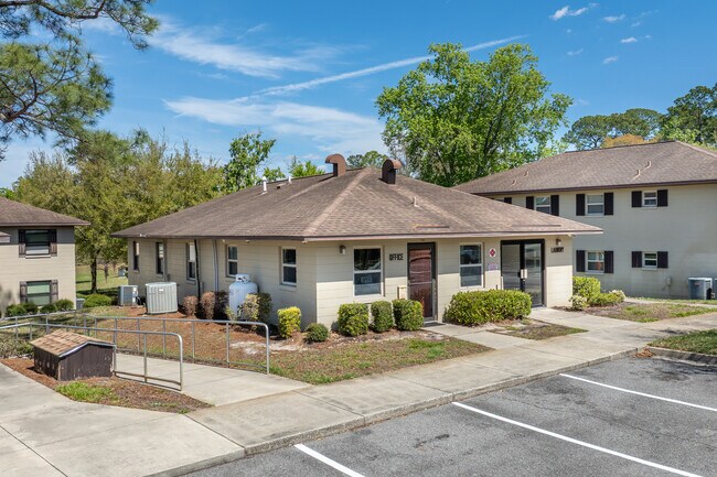 Pine Hill Apartments in Jacksonville, FL - Foto de edificio - Building Photo