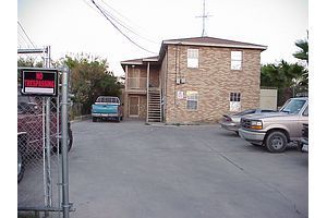 2915 S Malinche in Laredo, TX - Foto de edificio