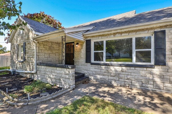 1301 W High St in Springfield, MO - Building Photo - Building Photo