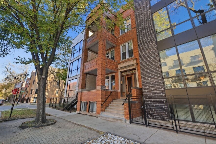 823 N Hoyne Ave, Unit 2 in Chicago, IL - Foto de edificio