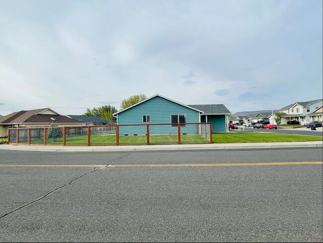 102 N Centennial St in Moxee, WA - Building Photo - Building Photo