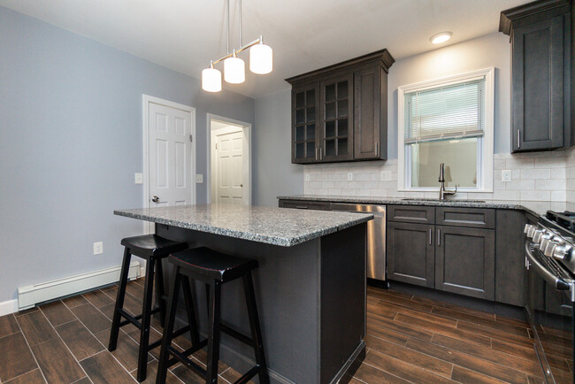 157 Spring St, Unit 1 in Medford, MA - Foto de edificio - Building Photo