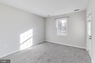 8205 Whispering Oaks Way in Gaithersburg, MD - Building Photo - Building Photo
