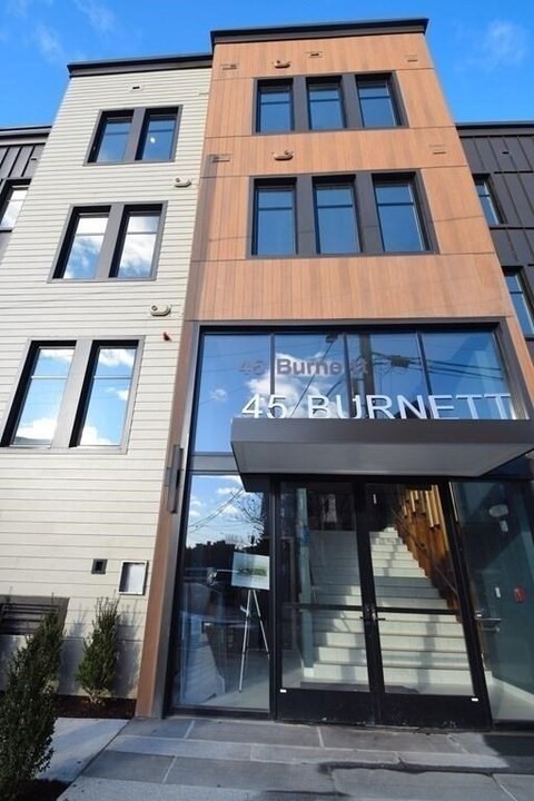 4 Burnett St in Granby, MA - Building Photo