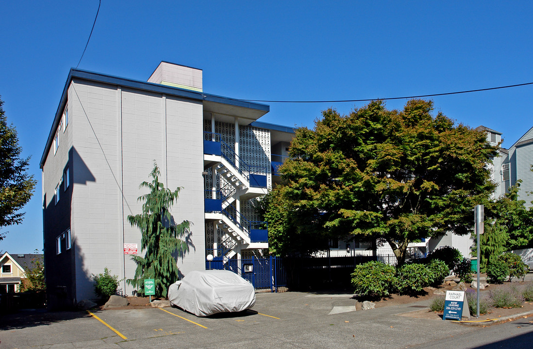 Raphael Court Apartments in Seattle, WA - Building Photo