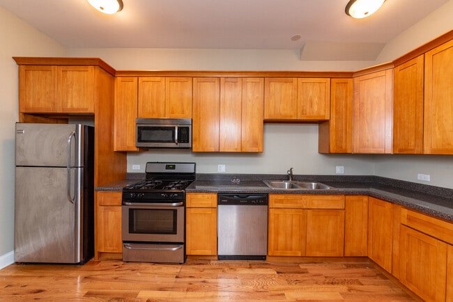 3927 N Clarendon Ave, Unit 2 in Chicago, IL - Building Photo - Building Photo