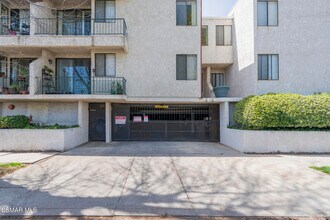 7211 Cozycroft Ave in Los Angeles, CA - Building Photo - Building Photo