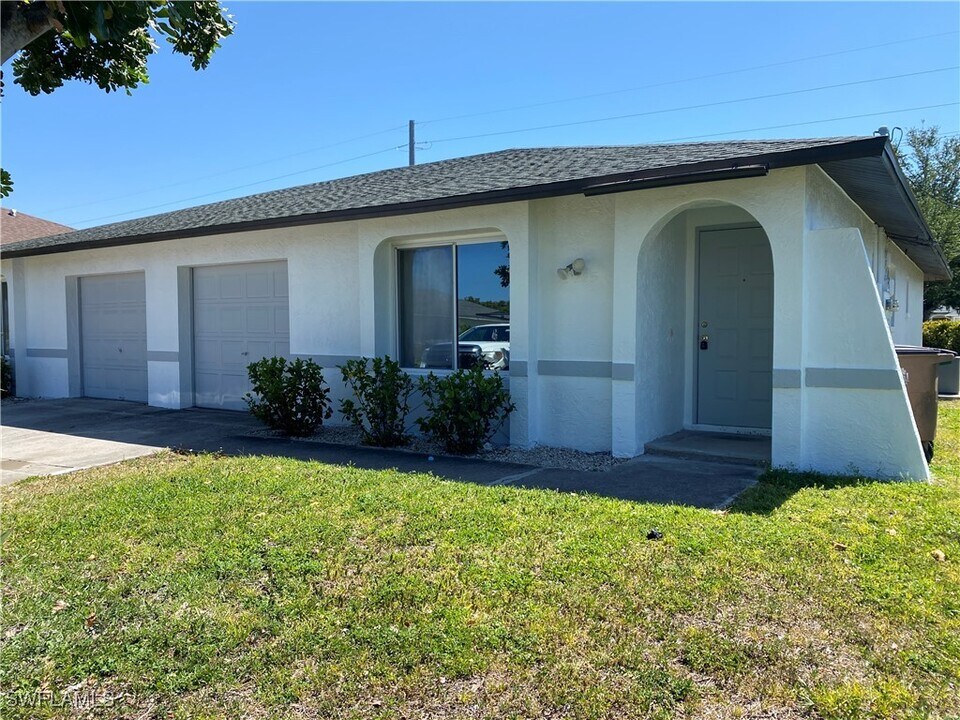 3225 SW Santa Barbara Pl in Cape Coral, FL - Building Photo