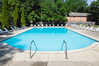 Jamestown Apartments & Townhomes in Toledo, OH - Foto de edificio - Building Photo