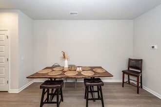 8064 Reagan Way in Charleston, SC - Foto de edificio - Building Photo