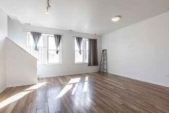 2700 W North Ave, Unit 206 in Chicago, IL - Building Photo - Building Photo