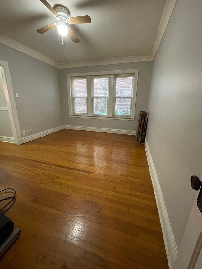 6945 S Calumet Ave in Chicago, IL - Building Photo - Building Photo