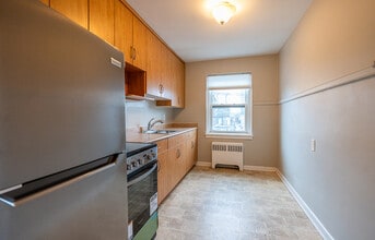 The Townhouse in Winnipeg, MB - Building Photo - Building Photo