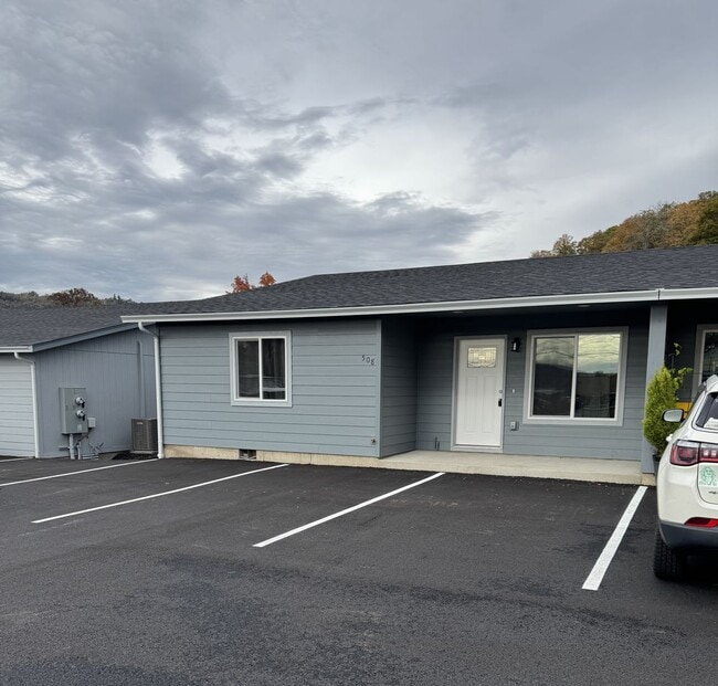 508-510 NE Housley Ave in Roseburg, OR - Building Photo - Building Photo