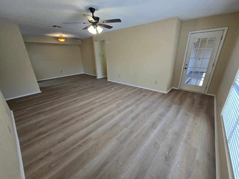 5669 Birchmont Dr in Houston, TX - Foto de edificio