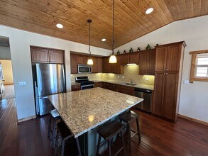 11357 Brockway Rd in Truckee, CA - Foto de edificio - Building Photo