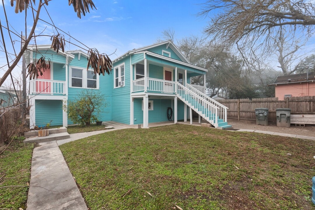 4728 Avenue R 1/2 in Galveston, TX - Building Photo