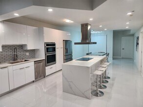 10730 NW 66th St in Doral, FL - Building Photo - Building Photo