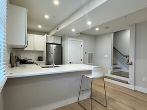 13 Greylock Rd, Unit #1 in Boston, MA - Foto de edificio - Building Photo