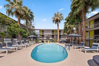 Crosstown Phoenix in Phoenix, AZ - Foto de edificio - Building Photo