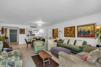 101 Ocean Ln Dr in Key Biscayne, FL - Foto de edificio - Building Photo