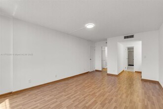 600 Three Islands Blvd, Unit # 1207 in Hallandale Beach, FL - Foto de edificio - Building Photo