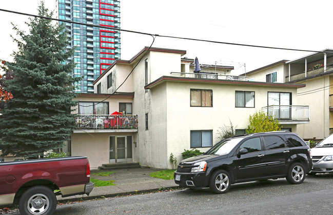 6542 Sussex Av in Burnaby, BC - Building Photo - Primary Photo