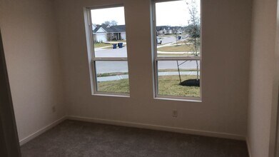 421 Robin Ct in Angleton, TX - Foto de edificio - Building Photo