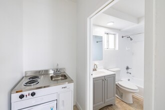 Chesapeake Studio Apartments in Hialeah, FL - Foto de edificio - Interior Photo