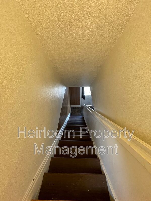 327 W 4th St in Duluth, MN - Foto de edificio - Building Photo