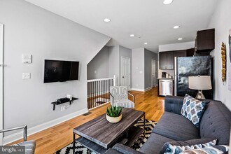 2551 Grays Ferry Ave-Unit -1 in Philadelphia, PA - Foto de edificio - Building Photo