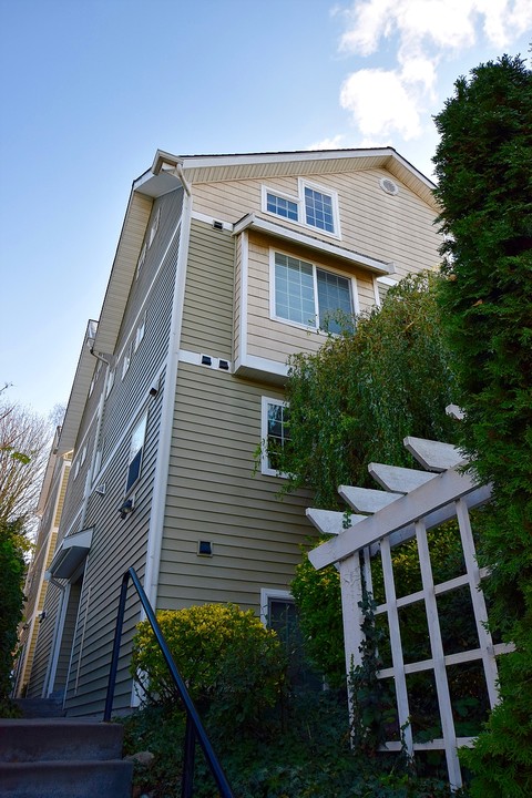 Collegiate Court in Seattle, WA - Building Photo