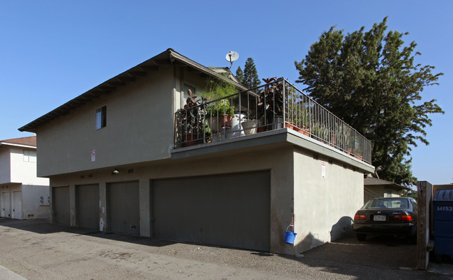 2330 E Ball Rd in Anaheim, CA - Building Photo - Building Photo