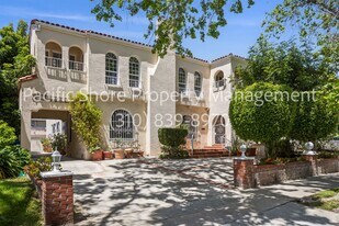 107 N Mansfield Ave in Los Angeles, CA - Building Photo
