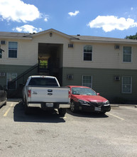 Sierra Madre Apartments in San Antonio, TX - Foto de edificio - Building Photo