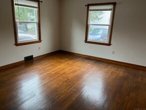 39 Roberts St in Seymour, CT - Building Photo - Building Photo