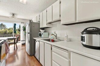 3649 SW 52nd Pl in Portland, OR - Building Photo - Building Photo