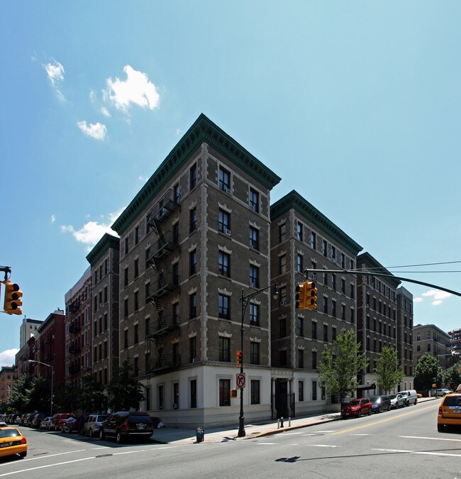 320 Manhattan Ave in New York, NY - Foto de edificio - Building Photo